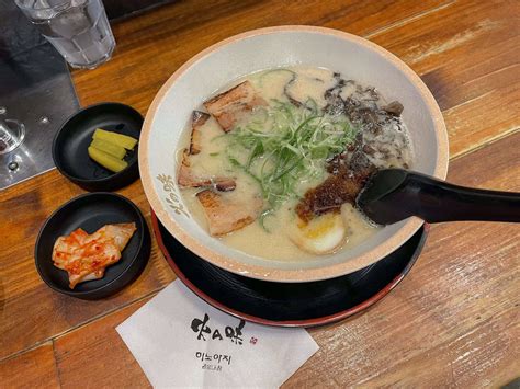  Hakata Ramen: Eine explodierende Symphonie von cremigen Brühen und zarten Nudeln!