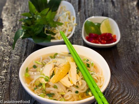  Shanweier Hühnchen-Reisnudelsuppe – Eine Symphonie von würzigem Comfort Food und erfrischendem Sommergericht!