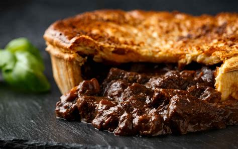  Steak and Ale Pie – Ein herzhaftes Fest für den Gaumen mit saftigem Fleisch und würzigem Biergeschmack!