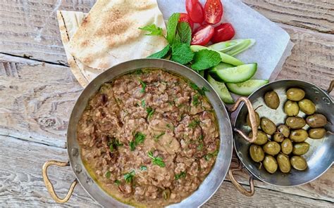  Ful Medames: Eine cremige Bohnenpaste mit einem Hauch von Knoblauch und Zitrone - Ein kulinarisches Meisterwerk aus Minya!